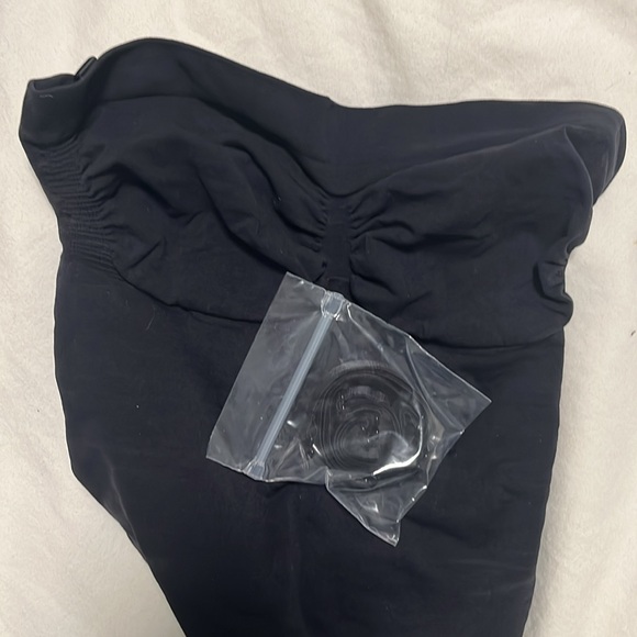 NWOT: Skims seamless sculpt straplesss thong bodysuit - Picture 3 of 5